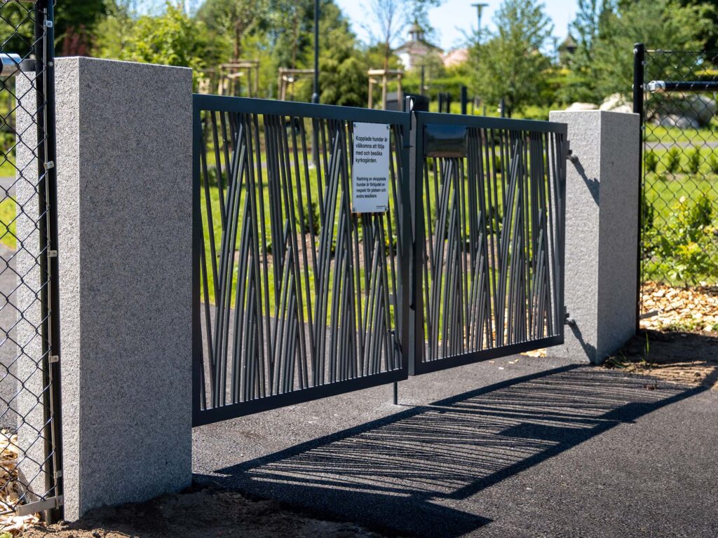 Svart grind som är monterad utanför Onsala Kyrka